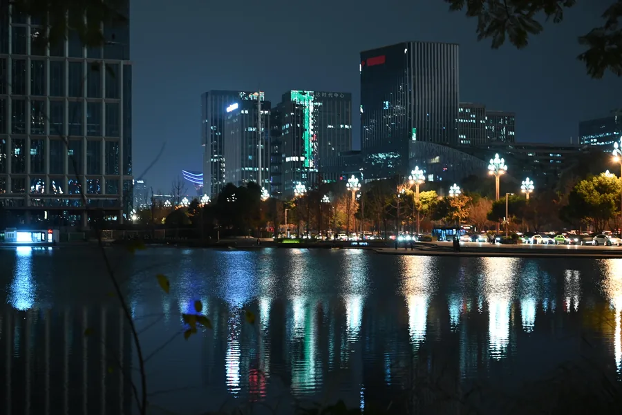 湖畔城市夜色，Nikon Z5 摄影